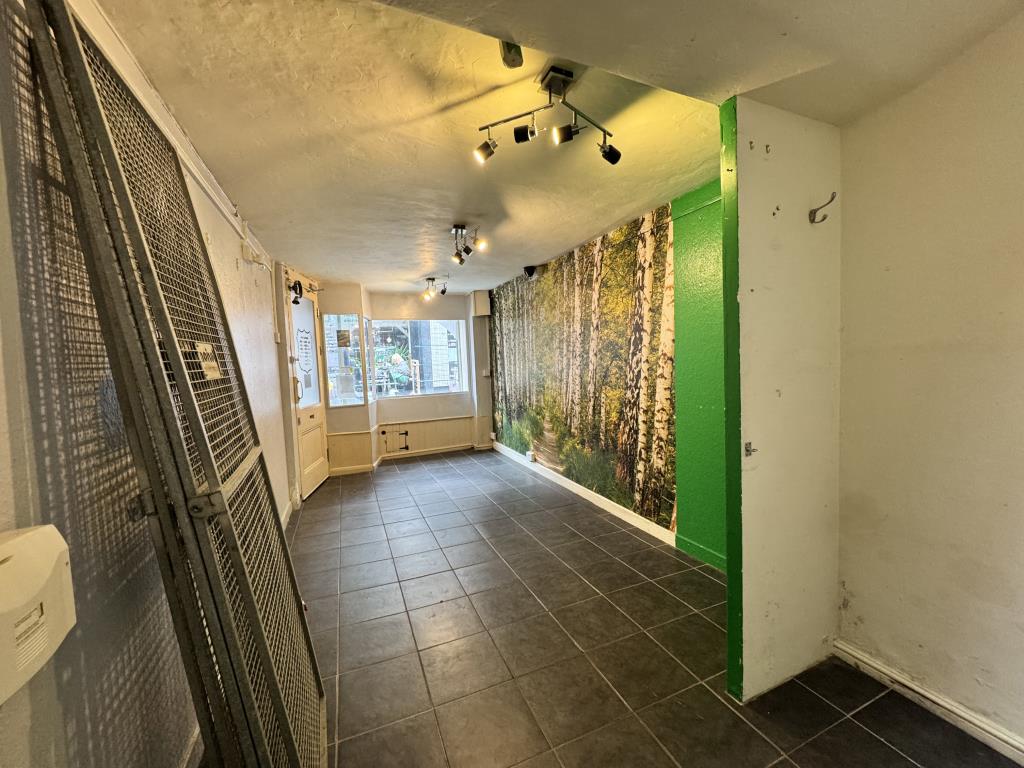 Lot: 86 - COMMERCIAL PROPERTY IN CENTRAL TOWN CENTRE LOCATION - Shop floor space